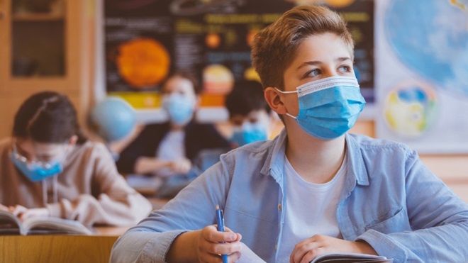 chico con mascarilla